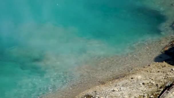 Schöne Tiefe Türkisfarbene Pools Den Grand Prismatic Hot Springs Yellowstone — Stockvideo