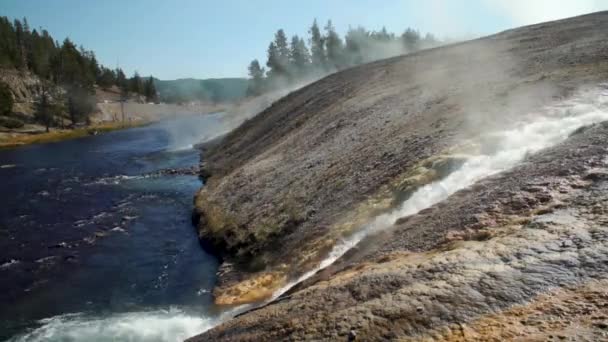 Ζεστό Νερό Στον Ατμό Εισέρχεται Στον Ποταμό Firehole Στο Prismatic — Αρχείο Βίντεο