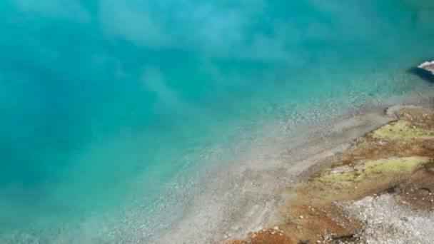 Fathomless Diep Turquoise Blauw Water Stomende Vulkanische Zwembaden Prachtige Prismatic — Stockvideo