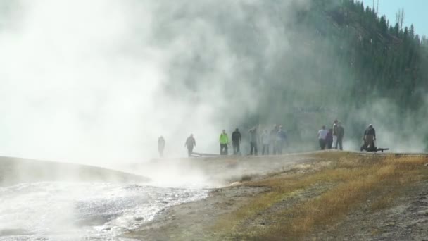 Besucher Der Herrlichen Prismatic Hot Springs Yellowstone National Park Werden — Stockvideo