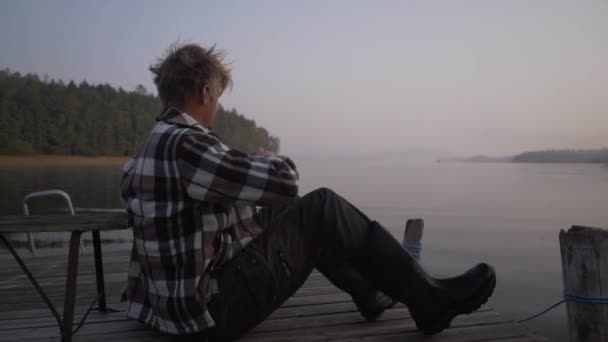 Чоловік Сідає Дрібницю Озері Щоб Випити Чашки Вранці Холодний Але — стокове відео