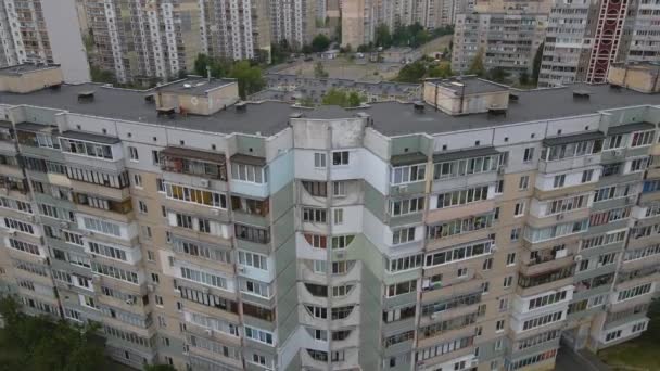 ソ連から離れて傾斜空中ビューはキエフ ウクライナで 古いアパートの建物 曇りの日を作った 引き戻し ドローンショット — ストック動画