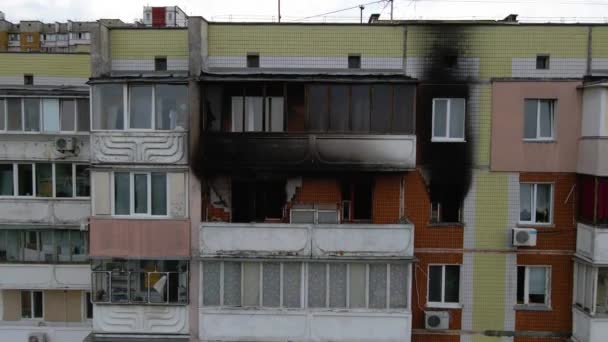 在乌克兰基辅的一个阴天 在一个贫穷的基辅贫困地区 德隆从一幢有被烧毁公寓的旧建筑里冲了出来 空中观察 — 图库视频影像