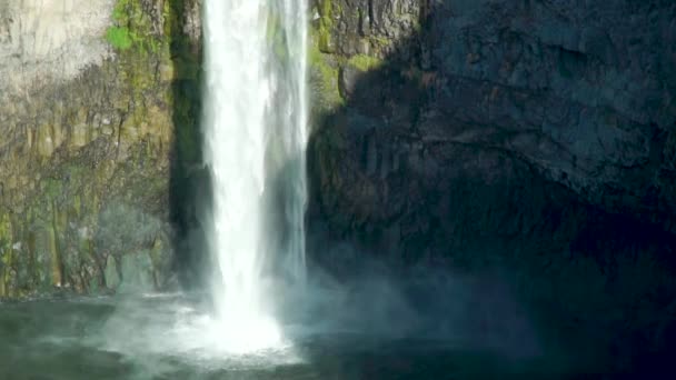 华盛顿州富丽堂皇的帕卢斯瀑布的水流缓慢落落 — 图库视频影像