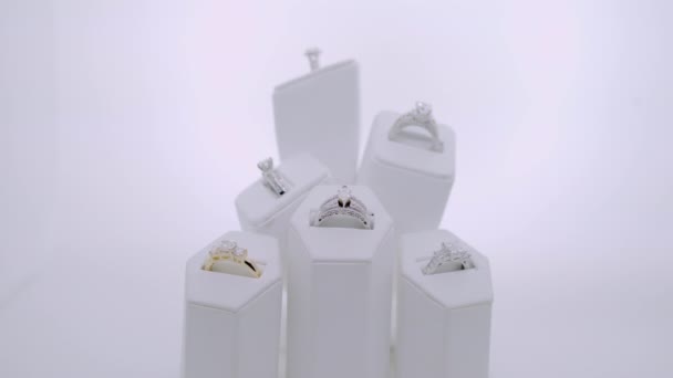 ジュエリーディスプレイ内の美しい輝く婚約指輪を閉じます — ストック動画