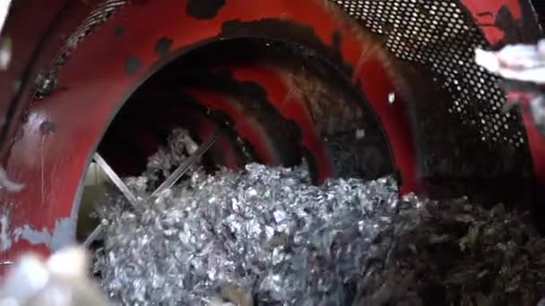 再生金属箔をボールミルで再生工場で細断したものです — ストック動画