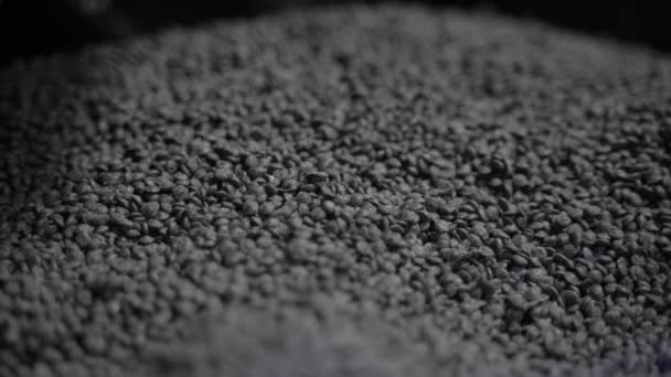 Filmische Opname Van Grijs Gerecycleerde Plastic Pellets Een Recyclinginstallatie — Stockvideo