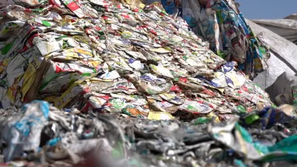 Plano Cinematográfico Fardos Leche Aplanada Envases Zumo Una Planta Reciclado — Vídeos de Stock