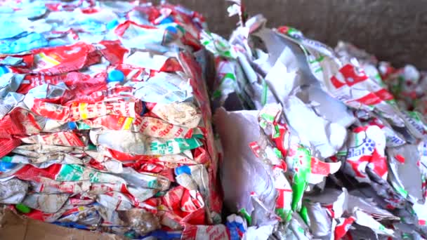 Filmový Záběr Zploštělých Krabic Mléka Připravených Recyklaci Kauci Recyklovaného Materiálu — Stock video
