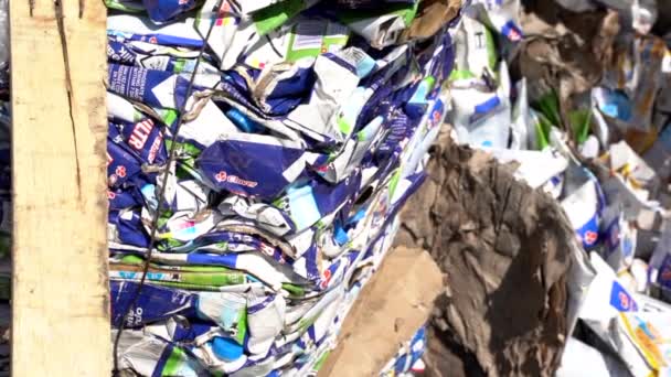 재활용 준비가 푸른색 상자와 상자의 — 비디오