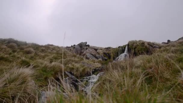 Malý Jemný Potok Tekoucí Horském Úbočí Národním Parku Snowdonia Walesu — Stock video