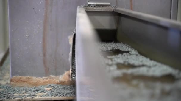 Plan Cinématographique Granulés Plastique Gris Recyclé Lavés Dans Convoyeur — Video