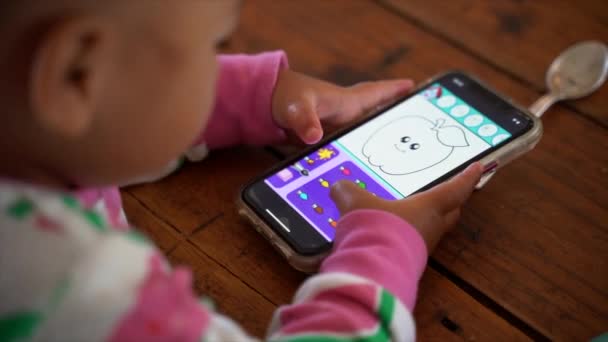Młoda Dziewczyna Rpa Uczenie Się Urządzeniu Mobilnym — Wideo stockowe
