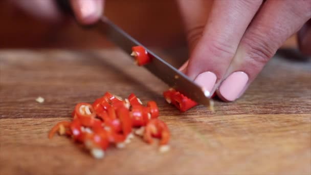 白厨师Chopping Chilli Pepper — 图库视频影像