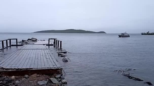 Brygga Regn Vid Sjön Tornetrsk — Stockvideo
