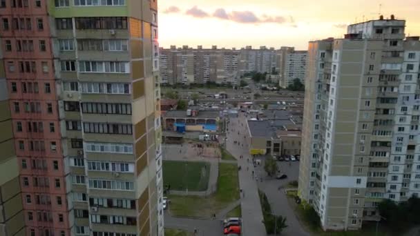 Veduta Aerea Tra Vecchi Edifici Residenziali Sovietici Rivelando Campo Calcio — Video Stock