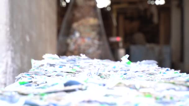 Filmische Opname Van Afgeplatte Melkdozen Een Recyclinginstallatie — Stockvideo