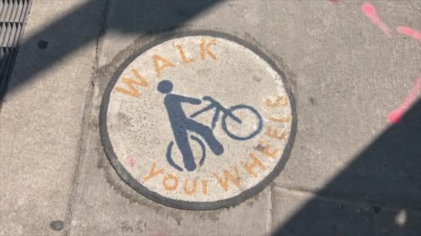 Trottoir Vélo Avis Marcher Sur Couvercle Trou Homme — Video