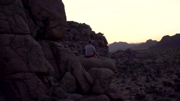 Silhouette Man Sitting Cliff Edge Watching Skyline Alone Feeling Peace — Αρχείο Βίντεο