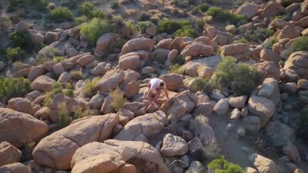 Άνθρωπος Αναρρίχηση Μέχρι Βράχους Στην Έρημο Joshua Tree Εθνικό Πάρκο — Αρχείο Βίντεο