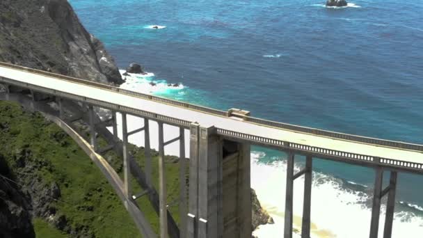 Вид Воздуха Мост Биксби Калифорнии Наземный Транспорт Через Воду — стоковое видео
