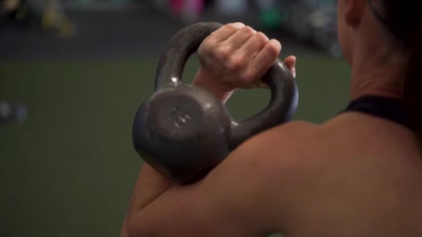 Mujer Haciendo Tetera Campana Sentadillas Gimnasio — Vídeo de stock