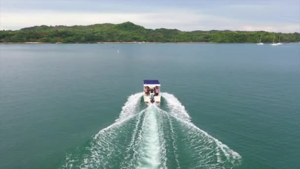 Légi Felvétel Egy Kis Motorcsónakról Indiai Óceánon Madagaszkár Mellett Hátulról — Stock videók