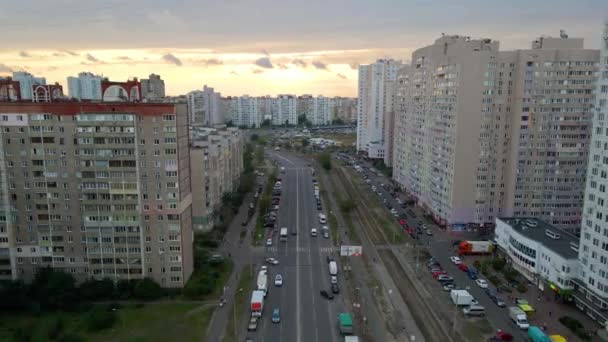 Vue Aérienne Surplombant Des Voitures Sur Une Avenue Entre Vieil — Video