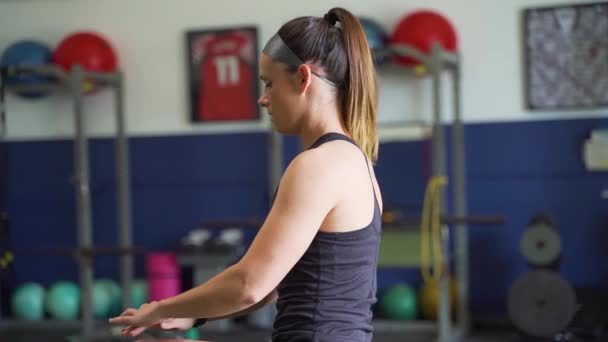 Sportlerin Wärmt Sich Beim Knieheben Vor Dem Training Auf — Stockvideo