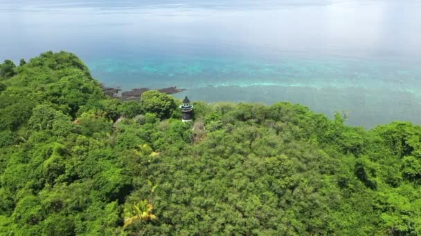 Roterande Flygfoto Fyr Ett Träd Täckt Berg Utanför Madagaskar — Stockvideo