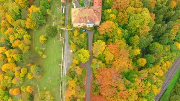 Luchtfoto Drone Van Een Kasteel Levendige Herfstkleuren — Stockvideo