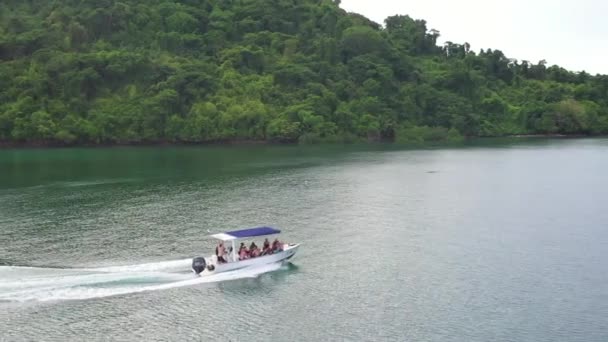Кинематографический Снимок Небольшой Моторной Лодки Индийском Океане Мадагаскара — стоковое видео