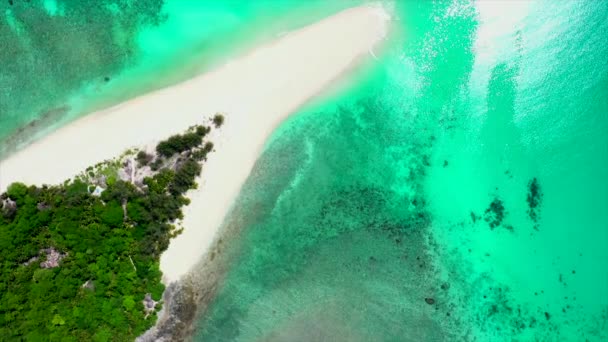 Fly White Beach Jutting Gorgeous Turquoise Green Water Madagascar — Stockvideo