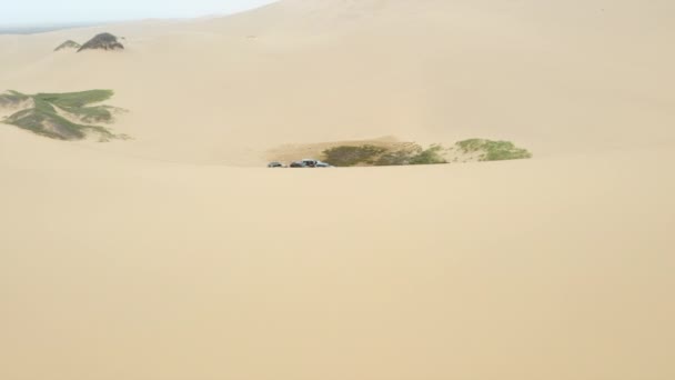 Викриття Перекидання Машин Людей Рідкісній Зеленій Місцевості Пустелі Наміб — стокове відео