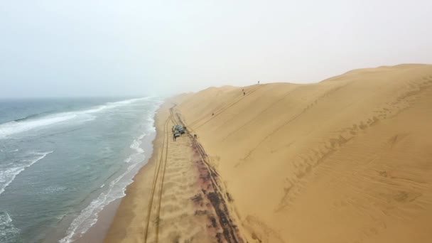 Tembakan Spiral Lebar Mobil Pantai Tepi Gurun Namib — Stok Video
