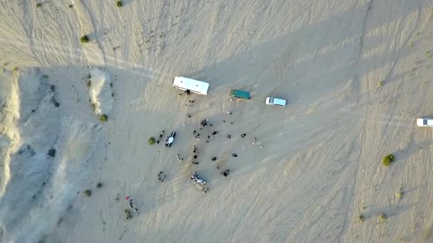 Nad Głową Ujęcie Spiralne Autobusów Ludzi Pustyni Namibii — Wideo stockowe