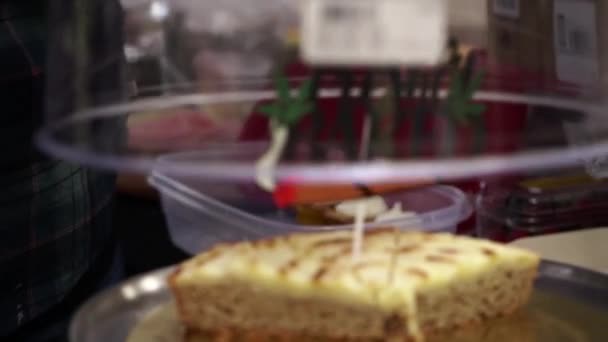 Lebensmittel Glasabdeckung Auf Cannabis Kuchen Mit Frisch Gebackenem Topper Nahaufnahme — Stockvideo
