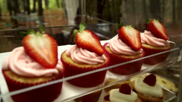 Galletas Cupcakes Con Fresas Frescas Frambuesas Exhiben Dentro Del Escaparate — Vídeo de stock