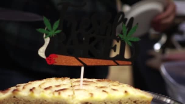 Torta Appena Sfornata Topper Persona Affettare Torta Cannabis Appena Sfornata — Video Stock