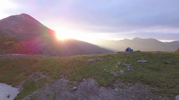 Absteigender Drohnenblick Bei Sonnenuntergang Mit Bewölktem Himmel Und Zelt Auf — Stockvideo