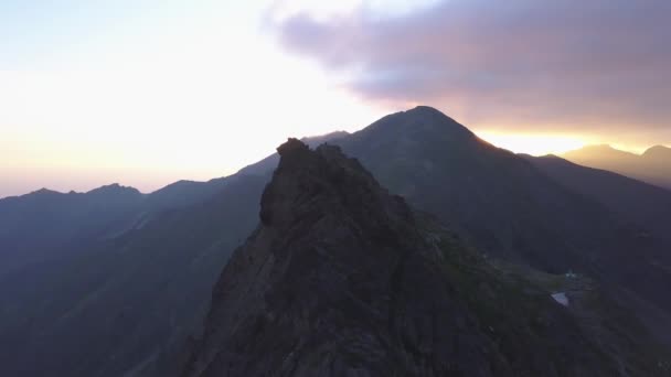 Jagged Pico Montanha Cume Estreito Cume Com Céu Dramático Raios — Vídeo de Stock
