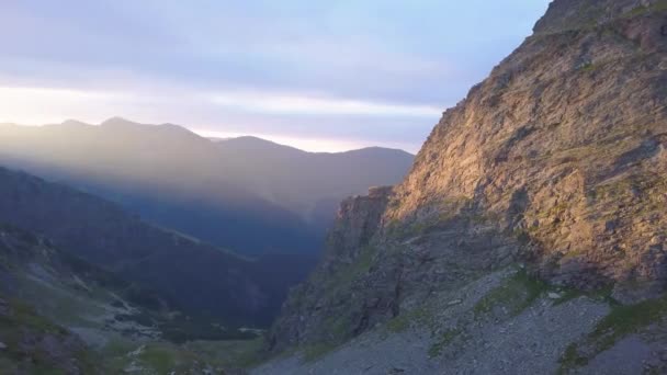 Lumière Soleil Dorée Sur Falaise Face Haute Dans Les Montagnes — Video