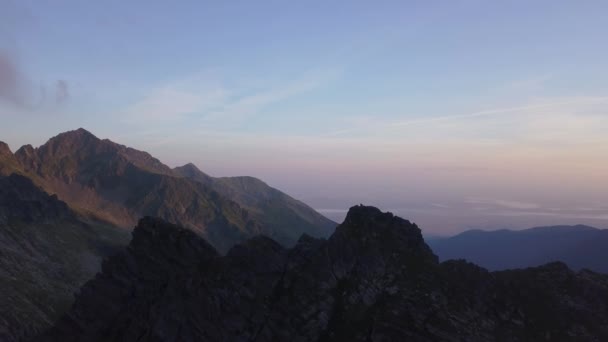 Impresionante Cielo Atardecer Sobre Terreno Accidentado Remota Rumania Picos Montaña — Vídeo de stock