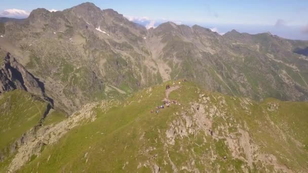 Drohne Kreist Hoch Über Abgelegenen Berggipfeln Mit Wanderern Und Rucksacktouristen — Stockvideo