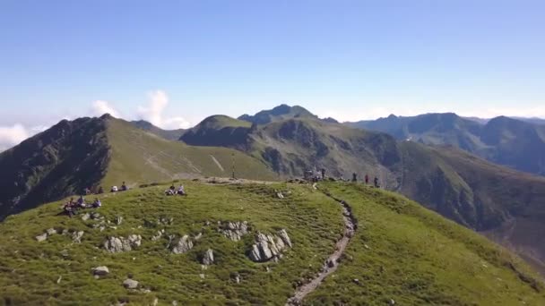 Aerial View Hikers Standing Summit Mountain Looking Out Amazing Dramatic — Stockvideo