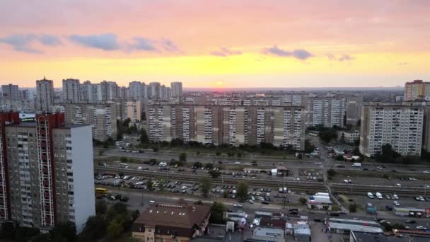 Luchtfoto Van Oude Gebouwen Het Tramnet Sovjetwijk Trojesjchyna Bij Zonsondergang — Stockvideo