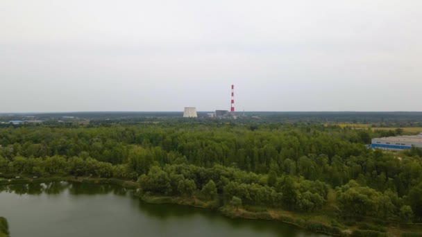 Luftaufnahme Über Fluss Und Wald Richtung Kohlekraftwerk Tes Bewölkter Tag — Stockvideo