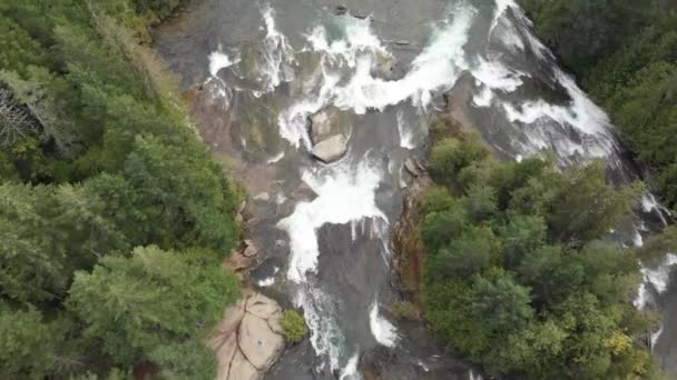 秋の雨の後 高い水でニンフの滝 ドローン撮影 風光明媚な航空 — ストック動画