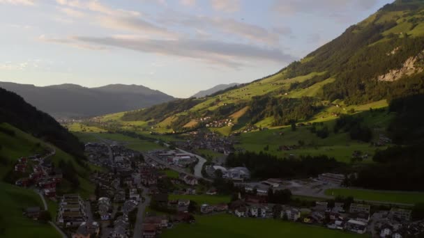 Дронехот Деревни Швейцарии Близко Восходу Солнца Поэтому Гора Заднем Плане — стоковое видео