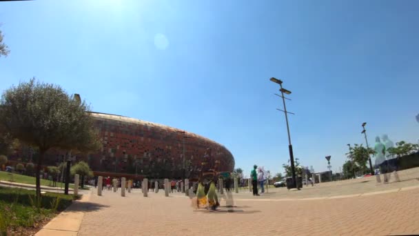 Lapso Tiempo Los Fanáticos Del Fútbol Sudafricano Fuera Estadio Camino — Vídeo de stock